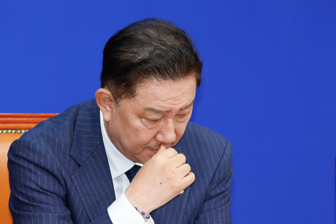 김병기 더불어민주당 당대표 직무대행 겸 원내대표는 23일 중동 위기 대응을 언급하며 2차 추경의 필요성을 재차 강조했다. 사진은 이날 오전 서울 여의도 국회에서 열린 최고위원회의에서 고민에 빠진 김 원내대표. /사진=뉴스1