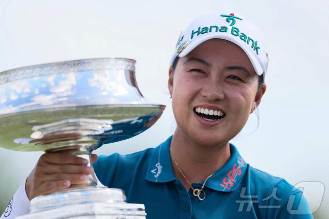 이민지(호주)가 23일(한국시간) 열린 KPMG 위민스 PGA 챔피언십에서 우승한 뒤 트로피를 들고 활짝 웃고 있다. ⓒ AFP=뉴스1
