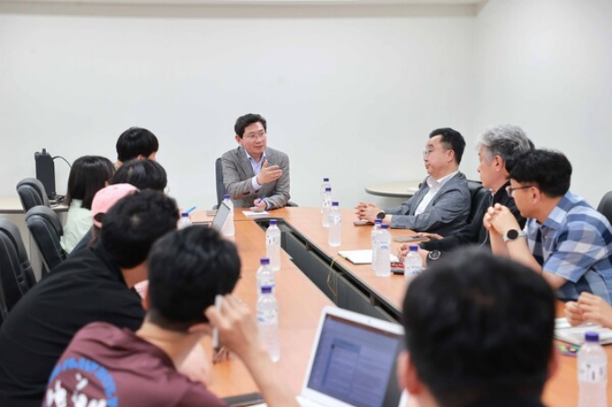 이상일 용인특례시장(가운데)이 천공기 전도사고로 피해를 당한 아파트 주민들과 발주·시공사 간 재차 중재에 나섰다. /사진제공=용인특례시  