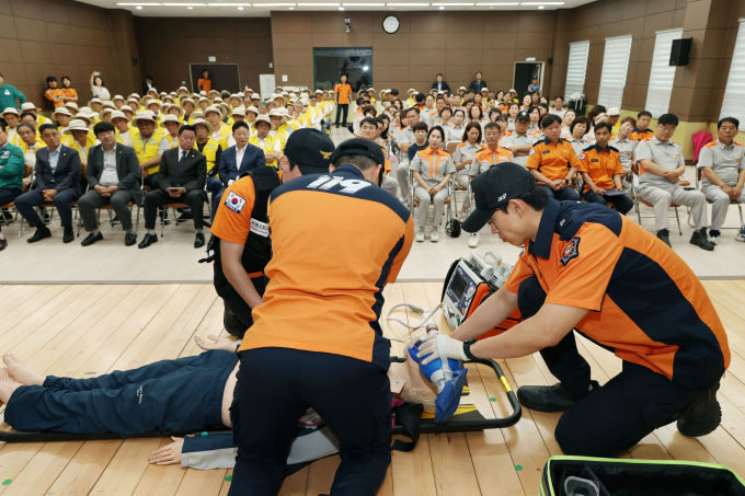'2025년 물놀이 안전관리요원 및 119시민수상구조대 합동발대식'에서 기본 응급조치법 교육 모습. /사진제공=가평군