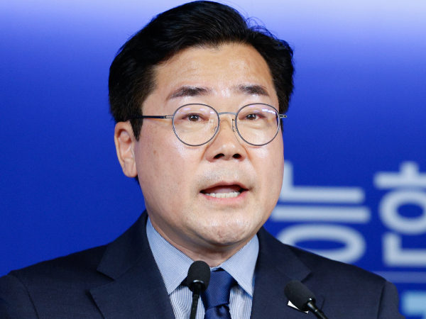 박찬대 더불어민주당 의원이 당 대표 출마를 선언했다. 사진은 박찬대 더불어민주당 의원이 23일 오전 서울 여의도 당사에서 당대표 출마 선언 기자회견을 하던 중 "지금까지는 이재명이 박찬대의 곁을 지켜줬다면, 이제부터는 박찬대가 이재명의 곁을 지켜야 한다고 다짐했다"고 발언하며 울먹이고 있는 모습. /사진=뉴스1