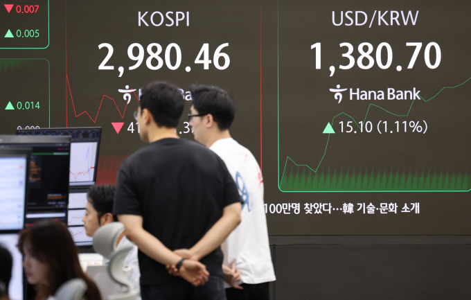 23일 오전 서울 중구 하나은행 딜링룸 전광판에 코스피 지수가 표시되고 있다.  이날 코스피는 미국의 이란 타격 등 대내외 악재에 3000선을 내주며 약세로 출발했다. 사진=뉴스1