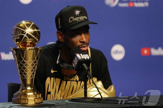 NBA 파이널 MVP를 수상한 오클라호미시티의 길저스-알렉산더.ⓒ AFP=뉴스1