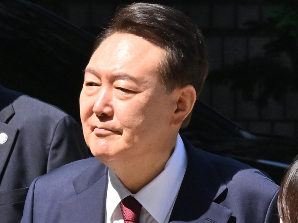 경찰이 윤석열 전 대통령에 대한 체포영장을 신청하지 않고 관련 수사를 특검에 넘긴다. 사진은 석열 전 대통령이 23일 서울 서초구 서울중앙지방법원에서 열린 내란 우두머리 혐의·직권남용 권리행사 방해 혐의 사건 8차 공판에 출석하고 있는 모습. /사진=뉴시스(공동취재단)