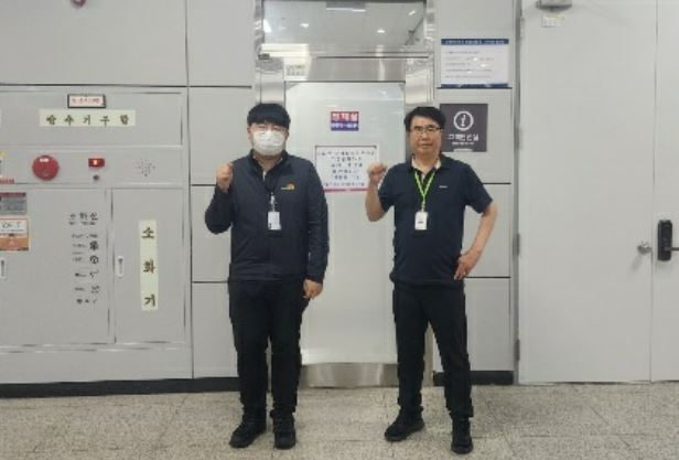 8호선 장자호수공원역에서 근무 중인  황덕진 부역장(오른쪽)과 윤명섭 역직원(왼쪽)./사진제공=구리도시공사