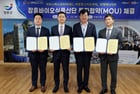 김성 장흥군수(왼쪽 세번째)가 23일 군청 상황실에서 국내 최대 규모의 배터리에너지저장시스템(BESS) 투자협약식 후 관계자들과 기념사진을 찍고 있다./장흥군