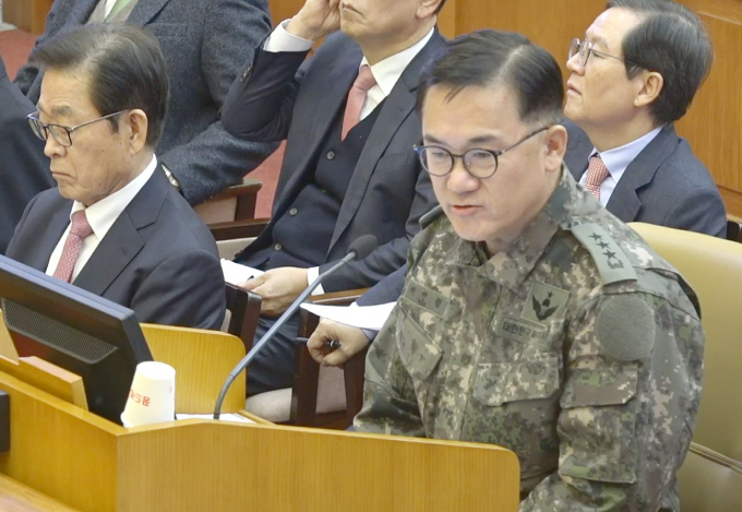 군검찰이 내란 혐의를 받는 여인형 전 국군방첩사령관과 문상호 전 국군정보사령관 등을 추가 기소하고 추가 구속영장 발부를 요청했다. 사진은 여 전 사령관이 지난 2월4일 서울 종로구 헌법재판소에서 열린 윤석열 대통령 탄핵심판 5차 변론에 증인으로 출석해 발언한 모습. /사진=뉴스1(헌법재판소 제공)