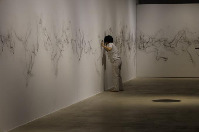김도희, 배꼽 위의 파도, 2025, 퍼포먼스 스틸컷 (아트스페이스3 제공)