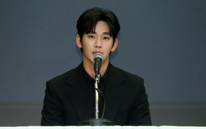  배우 김수현 측이 유튜브 가로세로연구소 김세의 대표와 고(故) 김새론 유족을 무고 혐의로 추가 고소했다. 사진은 지난 3월 서울 마포구 스탠포드호텔에서 기자회견을 열고 자신을 둘러싼 의혹에 대해 입장을 밝힌 배우 김수현./사진=뉴시스