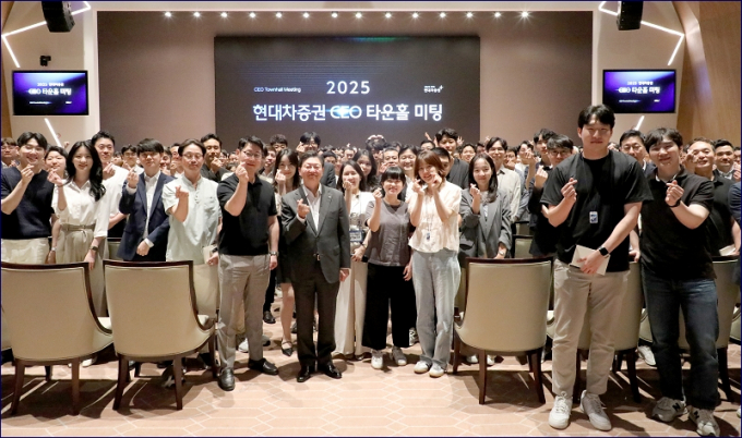 지난 23일, 서울 여의도 한국거래소(KRX)에서 배형근 현대차증권 사장(사진 가운데)이 임직원들과 함께 기념 사진 촬영을 하고 있다. /사진=현대차증권