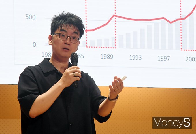 채상욱 커넥티드그라운드 대표가 '부동산 시장을 읽는 새로운 시선과 대응'을 주제로 강연하고 있다. /사진=장동규 기자
