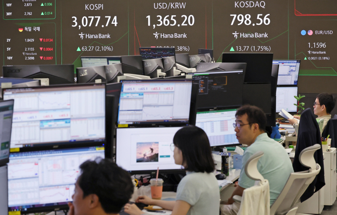 24일 코스닥 지수가 800선을 돌파했다. 사진은 이날 오전 서울 중구 하나은행 딜링룸 전광판./사진=뉴스1