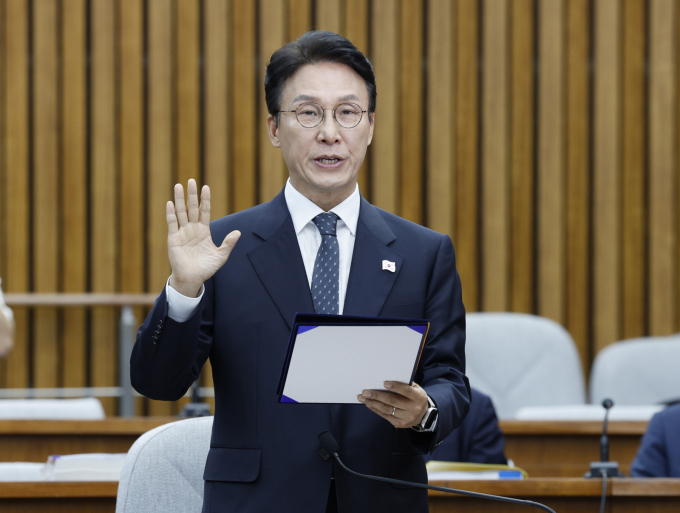 김민석 국무총리 후보자가 24일 서울 여의도 국회에서 열린 인사청문회에서 국무총리로 일할 기회가 주어진다면 그 책임과 의무를 다하기 위해 최선을 다하겠다"고 발언했다. 김민석 국무총리 후보자가 24일 서울 여의도 국회에서 열린 인사청문회에 출석해 선서를 하고 있다. /사진=뉴스1