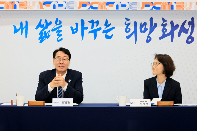 정명근 화성특례시장(왼쪽)과 이미라 산림청 차장(오른쪽)이 24일 ‘화성형 休 숲 프로젝트’ 업무협약 식에서 환담을 나누고 있다. /사진제공=화성특례시