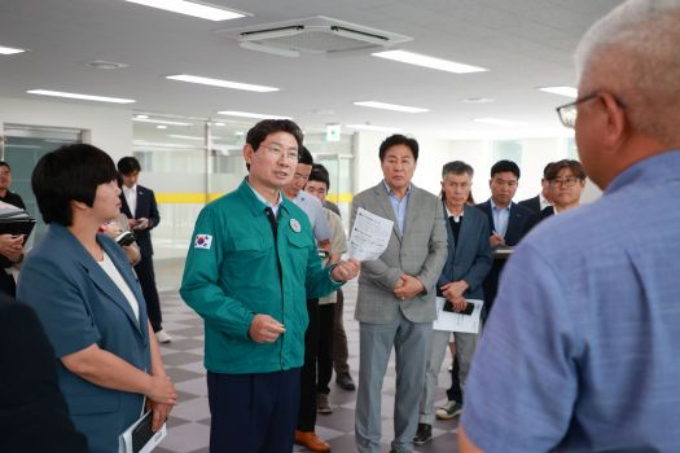 이상일 용인시장이 23일 동천3지구 도시개발사업조합 '동천청소년문화의집' 건설 현장을 찾아 철저한 하자 보수를 지시하고 있다. /사진제공=용인특례시 