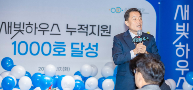 이재준 수원시장이 지난해 12월 새빛하우스 지원 누적 1000가구 달성 기념행사에서 인사말을 하고 있다./사진제공=수원시  