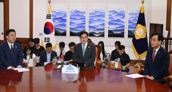 더불어민주당과 국민의힘이 오는 26일 국회 본회의를 열기로 합의했다. 사진은 우원식 국회의장(가운데)이 24일 오전 서울 여의도 국회에서 김병기 당대표 직무대행 겸 원내대표(왼쪽)와 송언석 국민의힘 원내대표를 만나 대화하고 있는 모습. /사진=뉴시스