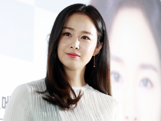 배우 김태희 등이 소속된 스토리제이컴퍼니가 매니저 사칭 사기 관련 주의를 당부했다. 사진은 지난 2018년 3월 서울 강남구 신사동 셀트리온스킨큐어 플래그십스토어에서 열린 셀큐어 리더스 데이에 참석한 배우 김태희. /사진=머니투데이