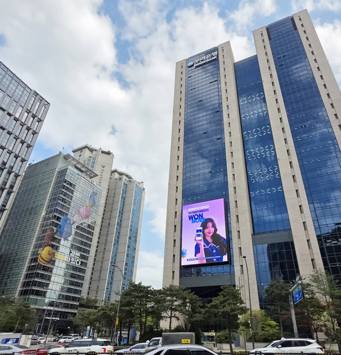 우리은행이 외국인 고객의 안정적인 정착을 돕기 위해 취업 정보 제공 서비스를 시작했다. 사진은 서울 중구 회현동 우리은행 본점 전경. /사진=우리은행