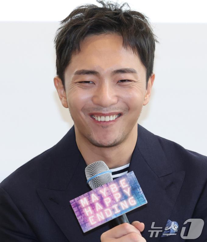 박천휴 작가가 24일 서울 중구 커뮤니티하우스 마실에서 열린 뮤지컬 ‘어쩌면 해피엔딩’ 토니상 6관왕 기자간담회에서 미소를 짓고 있다. ‘어쩌면 해피엔딩’은 지난 8일(현지시간) 열린 제78회 ‘토니 어워즈(Tony Awards)’ 시상식에서 뮤지컬 부문 작품상, 연출상, 각본상, 남우주연상, 음악상(작곡 및 작사), 무대디자인상 등 6개 부문상을 거머쥐었다. 2025.6.24/뉴스1 ⓒ News1 권현진 기자
