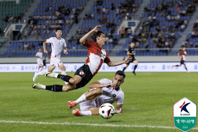 부산과 충북청주의 경기 모습(한국프로축구연맹 제공)