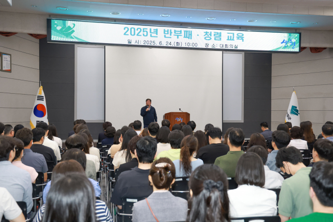 이승화 산청군수가 24일 열린 반부패 청렴교육에서 인사말을 건네고 있다./사진=산청군