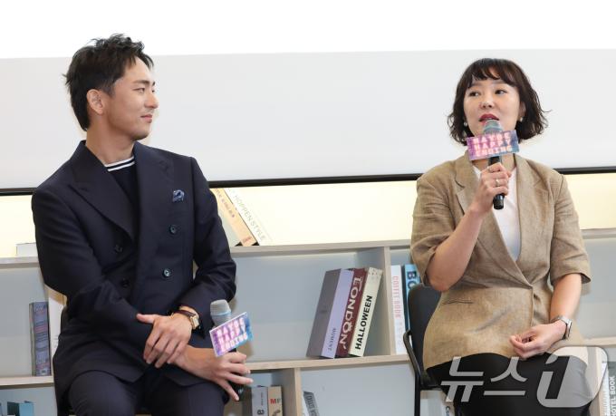 박천휴 작가와 프로듀서 한경숙(오른쪽)이 24일 서울 중구 커뮤니티하우스 마실에서 열린 뮤지컬 ‘어쩌면 해피엔딩’ 토니상 6관왕 기자간담회에서 취재진 질문에 답하고 있다. ‘어쩌면 해피엔딩’은 지난 8일(현지시간) 열린 제78회 ‘토니 어워즈(Tony Awards)’ 시상식에서 뮤지컬 부문 작품상, 연출상, 각본상, 남우주연상, 음악상(작곡 및 작사), 무대디자인상 등 6개 부문상을 거머쥐었다. 2025.6.24/뉴스1 ⓒ News1 권현진 기자