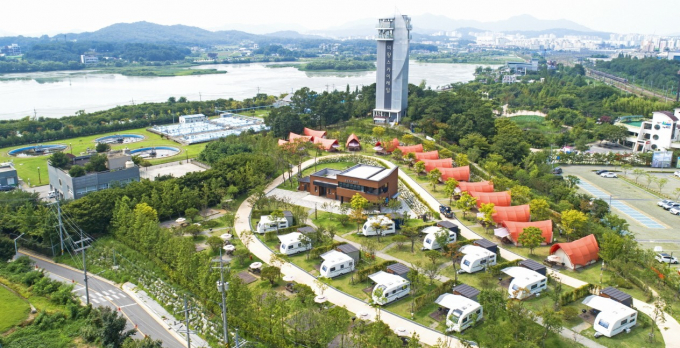수도권 대표 캠핑 명소인 왕송호수 캠핑장 전경. /사진제공=의왕시