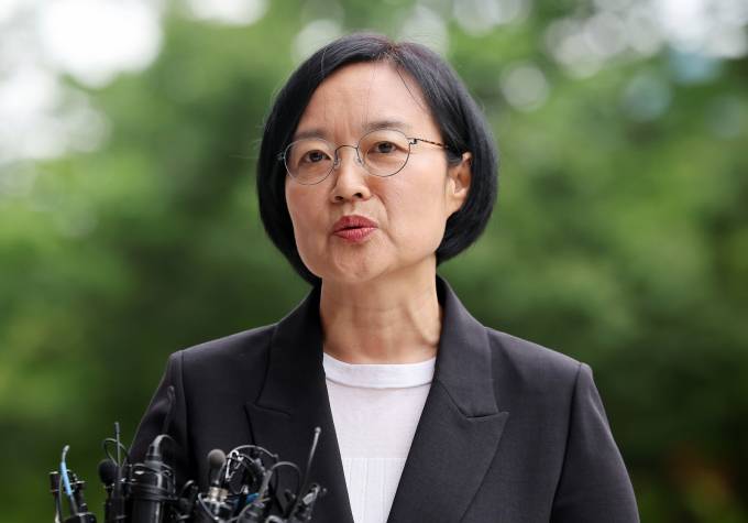 이재명 정부 초대 중소벤처기업부 장관 후보자로 지명된 한성숙 네이버 전 대표가 "중소벤처기업이 글로벌 경쟁력을 갖추고 혁신성장을 선도해 나가는 데 역량과 경험을 쏟겠다"고 밝혔다. 사진은 한성숙 중소벤처기업부 장관 후보자가 24일 오후 서울 영등포구 중소기업기술정보진흥원 수도권평가실 내 인사청문회 준비 사무실로 출근하며 취재진 질문에 답하고 있는 모습. /사진=뉴스1