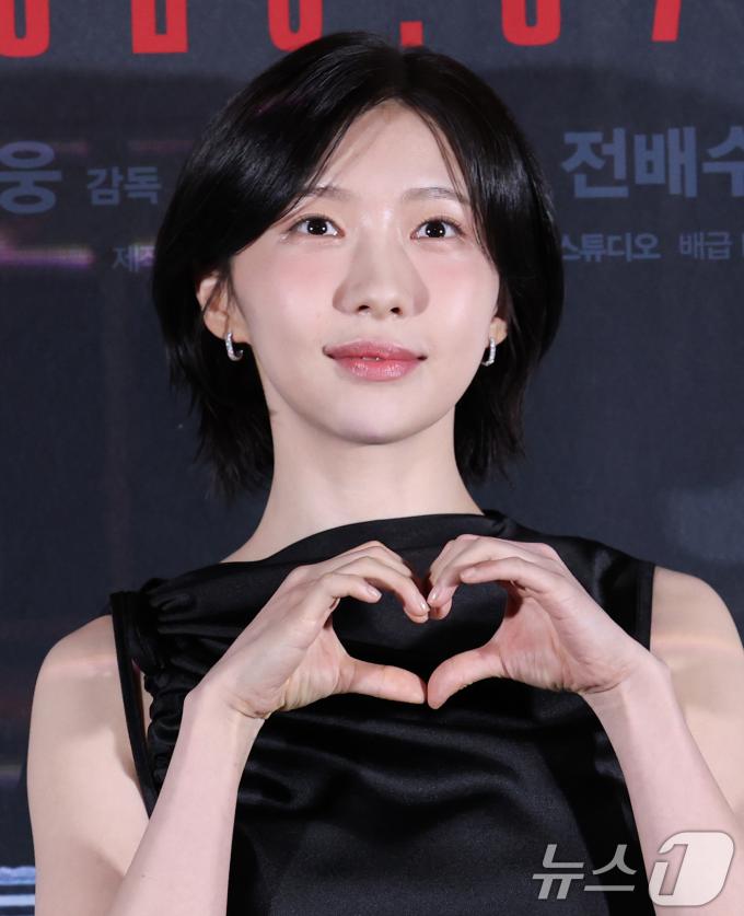 배우 주현영이 24일 오후 서울 용산구 CGV 용산점에서 열린 영화 '괴기열차' 언론시사회 및 기자간담회에 참석해 포즈를 취하고 있다. '괴기열차'는 조회수에 목마른 공포 유튜버 다경(주현영)이 의문의 실종이 연이어 발생하는 광림역의 비밀을 파헤치며 끔찍한 사건을 맞닥뜨리게 되는 과정을 그린 미스터리 호러 영화다. 2025.6.24/뉴스1 ⓒ News1 권현진 기자