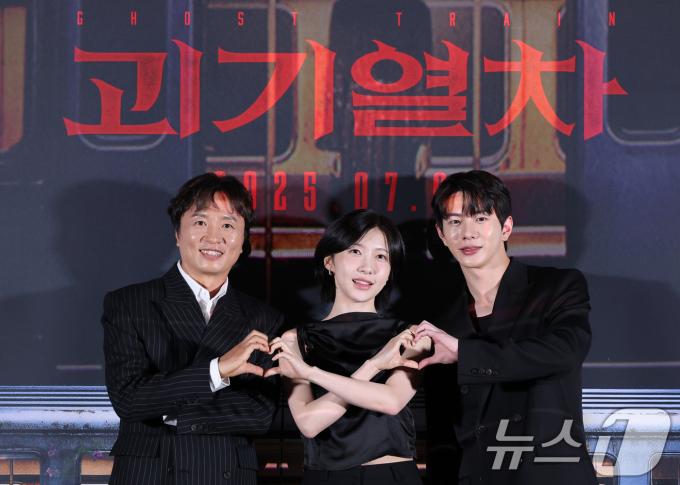배우 전배수(왼쪽부터)와 주현영, 최보민이 24일 오후 서울 용산구 CGV 용산점에서 열린 영화 '괴기열차' 언론시사회 및 기자간담회에 참석해 포즈를 취하고 있다. '괴기열차'는 조회수에 목마른 공포 유튜버 다경(주현영)이 의문의 실종이 연이어 발생하는 광림역의 비밀을 파헤치며 끔찍한 사건을 맞닥뜨리게 되는 과정을 그린 미스터리 호러 영화다. 2025.6.24/뉴스1 ⓒ News1 권현진 기자