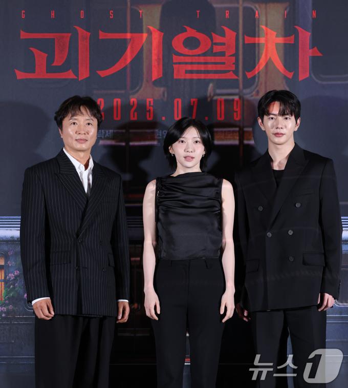 배우 전배수(왼쪽부터)와 주현영, 최보민이 24일 오후 서울 용산구 CGV 용산점에서 열린 영화 '괴기열차' 언론시사회 및 기자간담회에 참석해 포즈를 취하고 있다. '괴기열차'는 조회수에 목마른 공포 유튜버 다경(주현영)이 의문의 실종이 연이어 발생하는 광림역의 비밀을 파헤치며 끔찍한 사건을 맞닥뜨리게 되는 과정을 그린 미스터리 호러 영화다. 2025.6.24/뉴스1 ⓒ News1 권현진 기자
