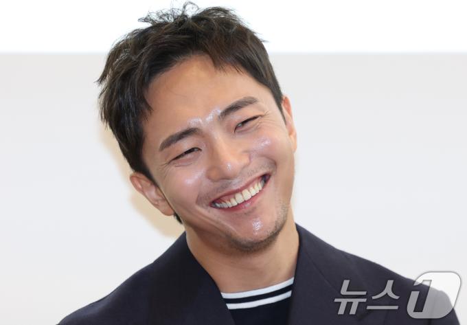 박천휴 작가가 24일 서울 중구 커뮤니티하우스 마실에서 열린 뮤지컬 ‘어쩌면 해피엔딩’ 토니상 6관왕 기자간담회에서 환한 미소를 짓고 있다. ‘어쩌면 해피엔딩’은 지난 8일(현지시간) 열린 제78회 ‘토니 어워즈(Tony Awards)’ 시상식에서 뮤지컬 부문 작품상, 연출상, 각본상, 남우주연상, 음악상(작곡 및 작사), 무대디자인상 등 6개 부문상을 거머쥐었다. 2025.6.24/뉴스1 ⓒ News1 권현진 기자