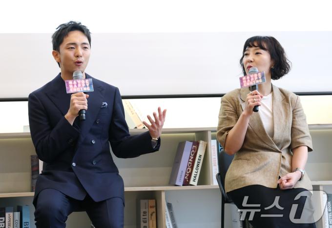 박천휴 작가와 프로듀서 한경숙(오른쪽)이 24일 서울 중구 커뮤니티하우스 마실에서 열린 뮤지컬 ‘어쩌면 해피엔딩’ 토니상 6관왕 기자간담회에서 취재진 질문에 답하고 있다. ‘어쩌면 해피엔딩’은 지난 8일(현지시간) 열린 제78회 ‘토니 어워즈(Tony Awards)’ 시상식에서 뮤지컬 부문 작품상, 연출상, 각본상, 남우주연상, 음악상(작곡 및 작사), 무대디자인상 등 6개 부문상을 거머쥐었다. 2025.6.24/뉴스1 ⓒ News1 권현진 기자