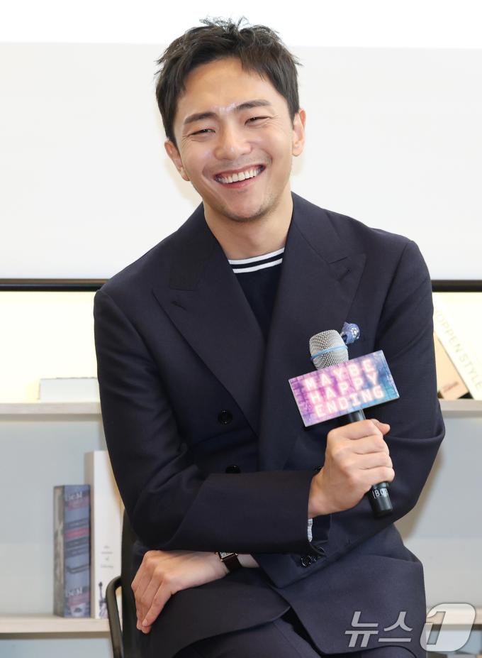 박천휴 작가가 24일 서울 중구 커뮤니티하우스 마실에서 열린 뮤지컬 ‘어쩌면 해피엔딩’ 토니상 6관왕 기자간담회에서 소감을 말하고 있다. ‘어쩌면 해피엔딩’은 지난 8일(현지시간) 열린 제78회 ‘토니 어워즈(Tony Awards)’ 시상식에서 뮤지컬 부문 작품상, 연출상, 각본상, 남우주연상, 음악상(작곡 및 작사), 무대디자인상 등 6개 부문상을 거머쥐었다. 2025.6.24/뉴스1 ⓒ News1 권현진 기자