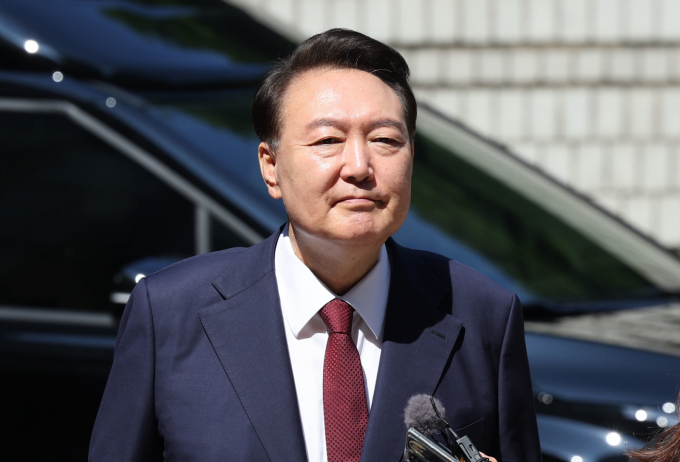조은석 특별검사팀이 윤석열 전 대통령에 대해 특수공무집행방해죄 등으로 체포영장을 청구했다. 사진은 지난 23일 서울 서초구 서울중앙지방법원에서 열린 내란 우두머리 혐의 사건 8차 공판에 출석한 윤석열 전 대통령의 모습. /사진=뉴스1(공동취재단) 