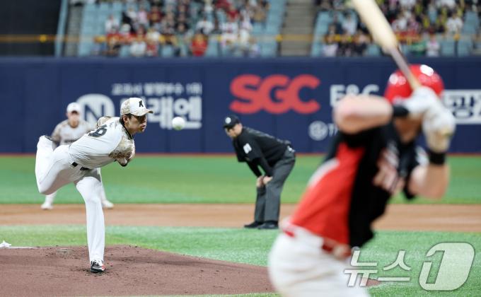 24일 오후 서울 구로구 고척스카이돔에서 열린 프로야구 '2025 신한 SOL뱅크 KBO 리그' KIA와 키움의 경기, 키움 선발투수 김윤하가 역투하고 있다. 2025.6.24/뉴스1 ⓒ News1 이승배 기자