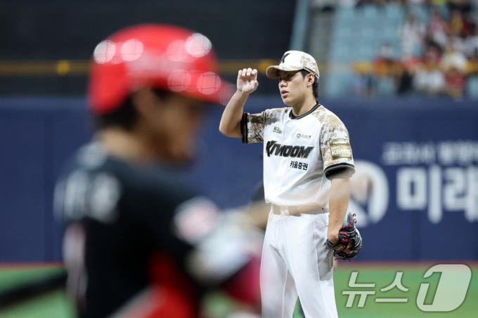24일 오후 서울 구로구 고척스카이돔에서 열린 프로야구 '2025 신한 SOL뱅크 KBO 리그' KIA와 키움의 경기, 키움 선발투수 김윤하가 1회초 KIA 공격 선두 타자 이창진을 볼넷으로 출루 시킨 뒤 아쉬워하고 있다. 2025.6.24/뉴스1 ⓒ News1 이승배 기자