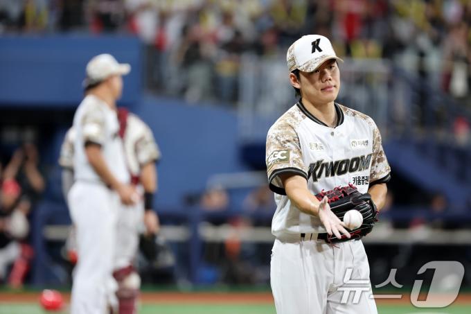 24일 오후 서울 구로구 고척스카이돔에서 열린 프로야구 '2025 신한 SOL뱅크 KBO 리그' KIA와 키움의 경기, 키움 선발투수 김윤하가 5회초 강판되고 있다. 2025.6.24/뉴스1 ⓒ News1 이승배 기자