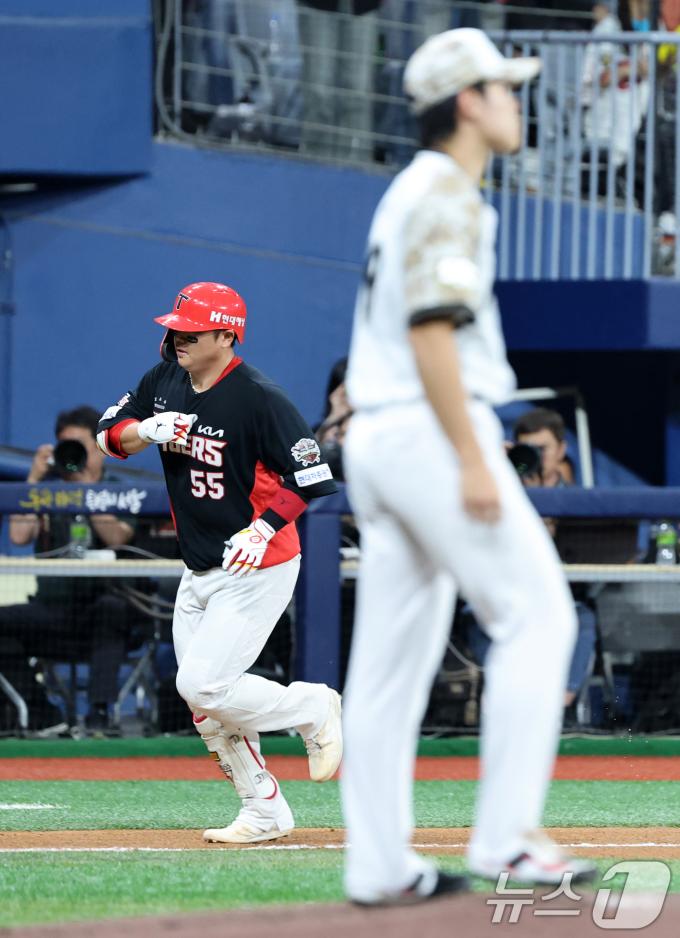 24일 오후 서울 구로구 고척스카이돔에서 열린 프로야구 '2025 신한 SOL뱅크 KBO 리그' KIA와 키움의 경기, 4회초 KIA 공격 선두타자 한준수가 솔로 홈런을 치고 홈으로 향하고 있다. 2025.6.24/뉴스1 ⓒ News1 이승배 기자