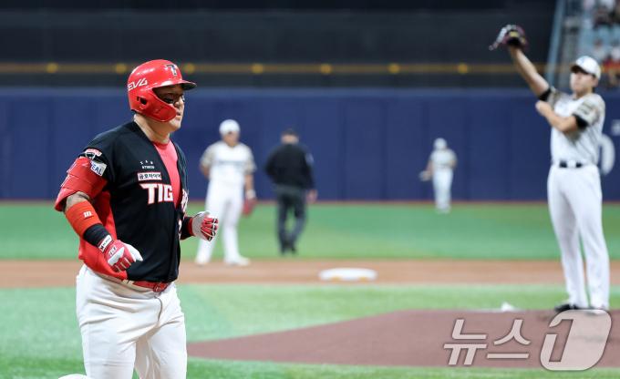 24일 오후 서울 구로구 고척스카이돔에서 열린 프로야구 '2025 신한 SOL뱅크 KBO 리그' KIA와 키움의 경기, 1회초 KIA의 공격 1사 주자 1,2루 상황 최형우가 3점 홈런을 치고 홈으로 향하고 있다. 2025.6.24/뉴스1 ⓒ News1 이승배 기자
