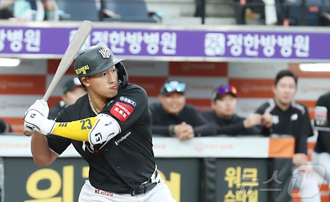 5일 대전 한화생명볼파크에서 열린 '2025 신한 SOL 뱅크 KBO리그' 프로야구 한화이글스 대 kt위즈 경기에서 3회초 kt 안현민이 연타석 안타를 치고 있다 2025.6.5/뉴스1 ⓒ News1 김기남 기자