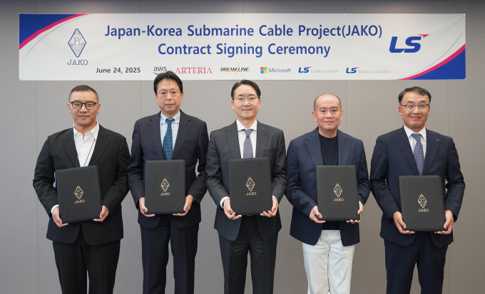 이한욱 AWS APAC 백본 총괄(왼쪽부터), 다츠야 아베 아르테리아 네트웍스 대표, 한윤재 드림라인 대표, 스탠리 임 마이크로소프트 상무, 주완섭 LS전선 통신·산업솔루션사업본부장(전무)가 24일 서울 용산구 LS용산타워에서 진행된 'JAKO(Japan-Korea) 프로젝트' 서명식에 참석했다. /사진=LS전선
