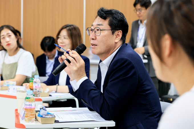정명근 화성특례시장이 24일 향남복합문화센터에서 열린 ‘화성시 남부권역 학부모 간담회’에서 인사말을 전하며 학부모들과 소통하고 있다. /사진제공=화성특레시