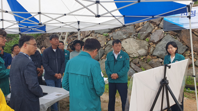 산청 산불 피해 주택 복구를 위해 산청군을 방문한 박명균 경남도부지사(사진 오른쪽에서 두번 째)가 복구 계획 등에  대해 청취하고 있다./사진=경남도