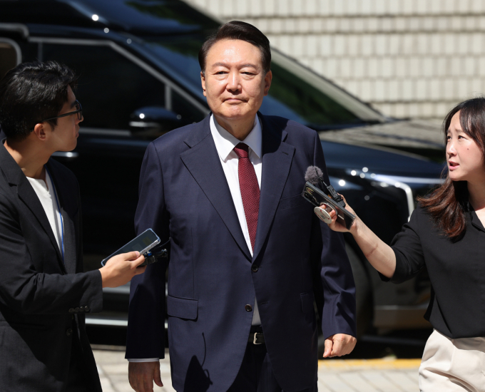 윤석열 전 대통령 측이 25일 내란 특검의 체포영장 청구는 위법행위라며 법원에 의견서를 제출했다. 사진은 지난 23일 윤석열 전 대통령이 23일 서울 서초구 서울중앙지방법원에서 열린 내란 우두머리 혐의 사건 8차 공판에 출석하는 모습. /사진=뉴스1(사진공동취재단)