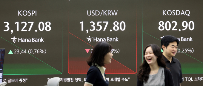사진은 25일 서울 중구 하나은행 딜링룸. /사진=뉴스1
