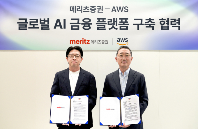 메리츠증권이 AWS와 AI 금융 플랫폼 개발 위한 업무협약을 맺었다. 사진은 이장욱 메리츠증권 Inno Biz센터장 전무(왼쪽)가 함기호 AWS 코리아 대표이사(오른쪽)와 지난 24일 AWS 오피스에서 열린 업무협약식에서 기념사진을 촬영하고 있다. /사진=메리츠증권
