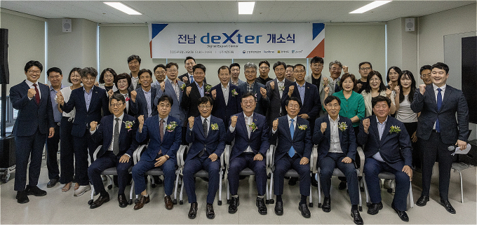 명창환 전남도 행정부지사(왼쪽 네번쩨)와 김경호 남도장터 대표이사( 왼쪽 다섯번째) 등 관계자들이 참석한 가운데 24일 나주 혁신도시에서 디지털무역종합지원센터 '전남 덱스터(deXter)' 개소식 후 기념사진을 찍고 있다./전남도
