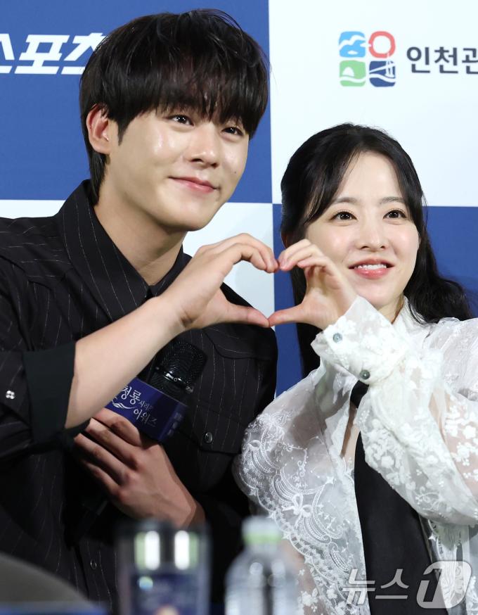 배우 이정하(왼쪽)와 박보영이 25일 서울 영등포구 CGV여의도에서 열린 제4회 청룡시리즈어워즈 핸드프린팅 행사에서 포즈를 취하고 있다. 2025.6.25/뉴스1 ⓒ News1 권현진 기자